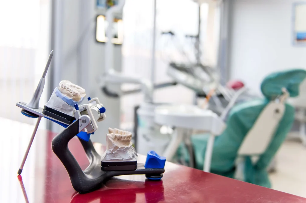 Артикулаотр, който се използва при правенето на корони, мостове и шини