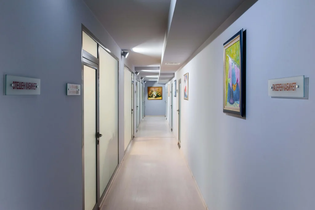 Коридор на клиника Дента Фейс Благоевград