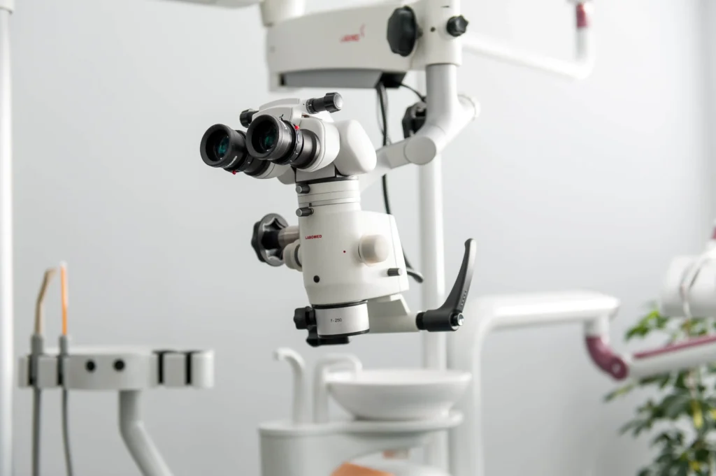 Дентален микроскоп, който се използва при кореново лечение